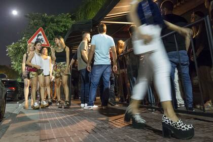 Una cola para entrar a un boliche porteño