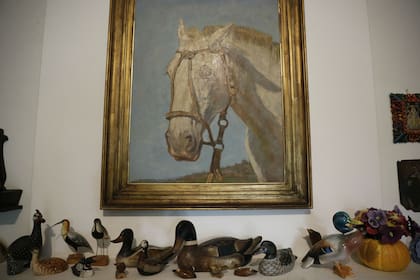 Una colección de figuras y obras de arte