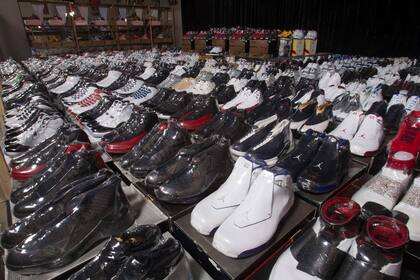 Una colección de la línea Nike Air Jordan Retro está representada en el "ShoeZeum" en el centro de Las Vegas, Nevada, el 25 de septiembre de 2012