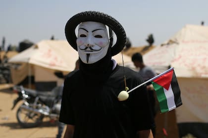 Una colorida máscara y una cebolla con la bandera palestina