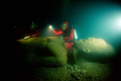 Una colosal estatua de granito rojo de más de cinco metros que fue hallada en los restos de la que fuera una opulenta ciudad egipcia llamada Thonis-Heracleion