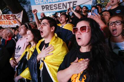 Una columna de Berazategui, con bandera incluida en el acto de Parque Lezama