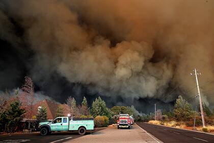 Una columna de humo invade el cielo en el área en Paradise, California.