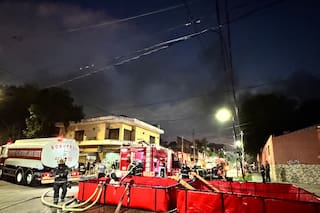 Incendio en una fábrica textil: columna de humo negro y 20 dotaciones de bomberos movilizadas