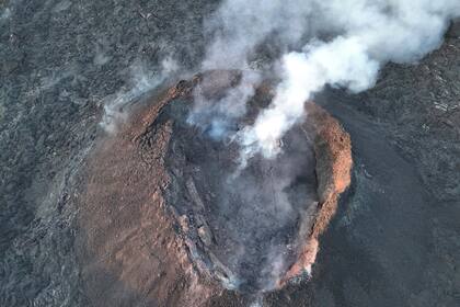 Una columna de humo sale de un volcán en Grindavik, Islandia