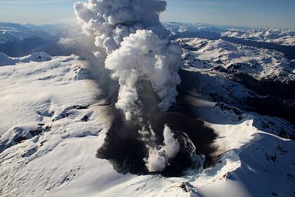Una columna de humo sale del volcán Hudson