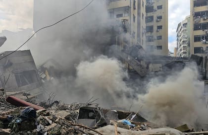 Una columna de humo se eleva desde el lugar de un ataque aéreo israelí que tuvo como objetivo el barrio de Haret Hreik, en los suburbios del sur de Beirut, el 4 de marzo de 2026