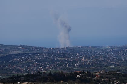 Una columna de humo se eleva desde el lugar de un bombardeo israelí en el sur del Líbano, el 2 de marzo del 2026. (AP foto/Ariel Schalit)
