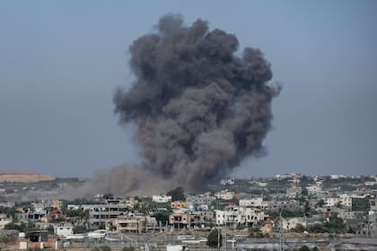 Una columna de humo se eleva durante un ataque israelí en Rafah, a fines de mayo pasado