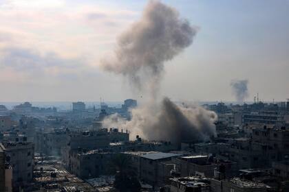 Una columna de humo se eleva durante un ataque israelí contra el campo de refugiados de Rafah en el sur de la Franja de Gaza el 1 de diciembre de 2023, cuando los combates se reanudaron poco después de la expiración de una tregua de siete días entre Israel y Hamas. 