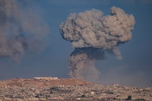 Una columna de humo se eleva tras un ataque militar israelí en el norte de la Franja de Gaza, visto desde el sur de Israel, el domingo 31 de agosto de 2025.
