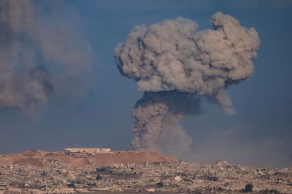 Una columna de humo se eleva tras un ataque militar israelí en el norte de la Franja de Gaza (Archivo)