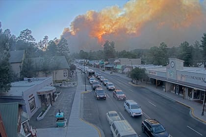 Una columna de humo se levanta por detrás de la ciudad a causa de un incendio forestal, en Ruidoso, Nuevo México (Departamento de Turismo de Ruidoso vía AP)