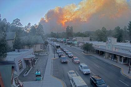 Una columna de humo se levanta por detrás de la ciudad a causa de un incendio forestal, en Ruidoso, Nuevo México (Departamento de Turismo de Ruidoso vía AP)