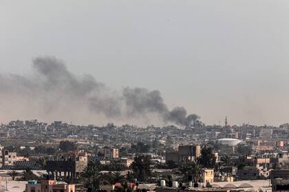 Una columna de humo tras el bombardeo en Rafah