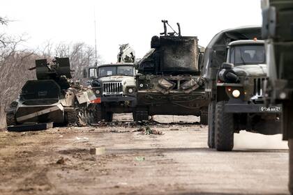 Una columna de vehículos armados conducidos por tropas rusas 