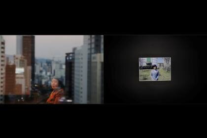 Una combinación de imágenes muestra a Kim Ryen Hui, de 48 años, reflejada en una ventana mientras posa para una fotografía y una foto de su hija, en Seúl, Corea del Su. Ryon Hui es de Pyongyang