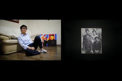Una combinación de imágenes muestra a Song Byeok, de 48 años, posando para una fotografía y su fotografía familiar, en Seúl, Corea del Sur, el 27 de septiembre de 2017. Byeok era un artista de propaganda. Su padre se ahogó tratando de cruzar el río Tumen, en 2000.