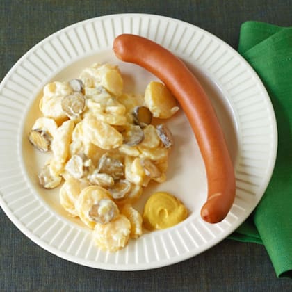 Una combinación habitual del kartoffelsalat es junto a una salchicha