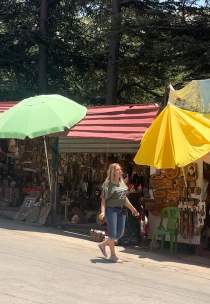 Una comerciante camina frente a las tiendas sin clientes alrededor del parque Cedros De Dios, uno de los más famosos del país