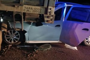 Murieron dos policías cuando el auto en el que viajaban a hacer un operativo chocó contra un camión