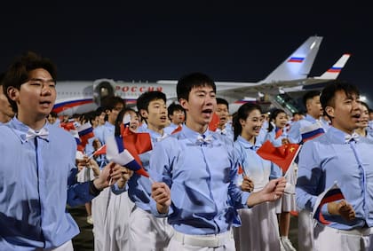 Una comitiva de jóvenes recibe a Putin a su llegada al Aeropuerto lnternacional de Pekín