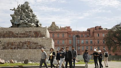 Una comitiva visitó ayer el monumento de Juana Azurduy, en el patio de la Casa Rosada