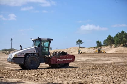 Una compactadora trabaja en el predio municipal donde se construye la futura Planta de Tratamiento de Efluentes Cloacales de Pinamar