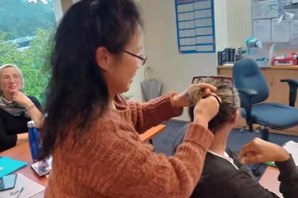 Una compañera de clase se divierte con el pelo de Daniel, quien comprobó que nunca es tarde para aprender un idioma y volver a reírse como en la adolescencia.