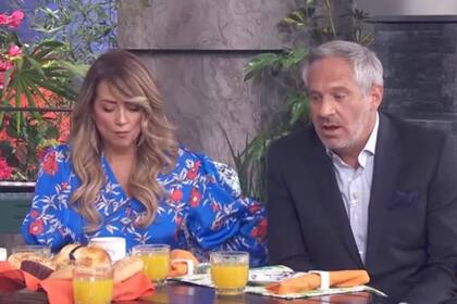 Una compañera del programa consuela a Arath de la Torre, que acaba de enterarse, en vivo, de la muerte de su tía Catalina por coronavirus