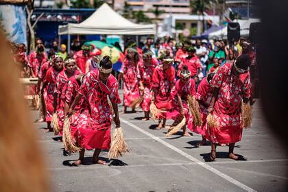 Una compañía de danza tradicional de la tribu Saint-Louis presenta una danza sobre el cultivo del ñame, el tubérculo canaco sagrado durante un día simbólico que marca la toma de posesión de Nueva Caledonia por Francia
