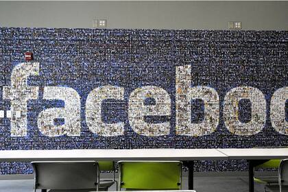 Una composición de imágenes decora una de las paredes de una sala en en centro de datos de Facebook en Carolina del Norte, Estados Unidos