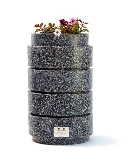 Una compostera sumamente estética, para ubicar en algún rincón del balcón, terraza, patio o jardín.