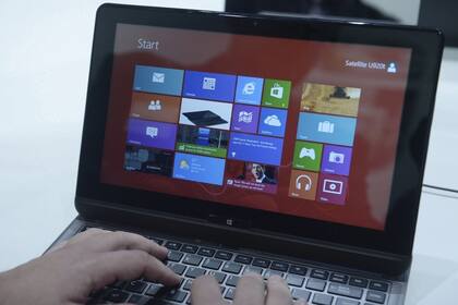 Una computadora portátil híbrida de Toshiba con Windows 8, el renovado sistema operativo de Microsoft
