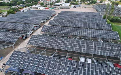 Una concesionaria de autos hace un año en Córdoba inauguró el primer parque solar de generación distribuida privada del país.
