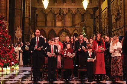 Una conmovedora postal de la familia real
en la abadía durante la ceremonia: el príncipe William, y los príncipes
George, Charlotte y Louis (de 11, 9 y 6, respectivamente). A la izquierda de
Kate, la duquesa Sophie de Edimburgo.