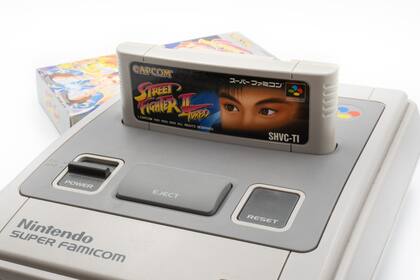 Una consola de Nintendo; la Super Famicom también se conoció como Super Nintendo Entertainment System, o SNES