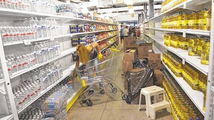 Una consumidora compra productos brasileños en un supermercado de Puerto Ordaz, pagando el equivalente a 20 veces los precios oficiales