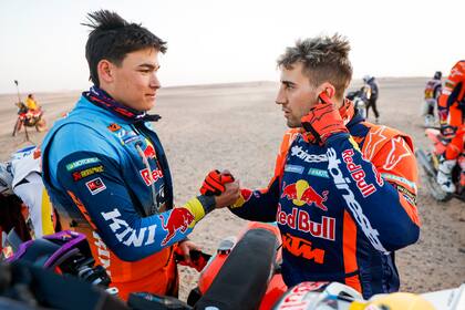 Una conversación entre el español Edgar Canet y Luciano Benavides en medio del desierto árabe