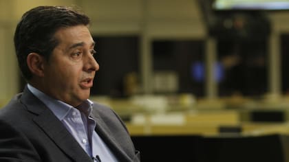 Daniel Angelici, ex presidente de Boca entre 2011 y 2019, acordó con Vélez esta modalidad para que uno de los dos se quedara con el total del pase de Bouzat en junio de 2021.