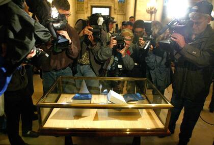 Una copia firmada por J. K. Rowling blindada en la Biblioteca Pública de Nueva York,