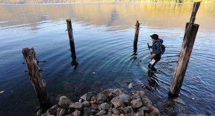 Una corredora que participa en los 110 kilómetros, en la orilla del Lago Lacar, en el kilómetro 68 luego de pasar el puesto de asistencia en la Estancia Quechuquina