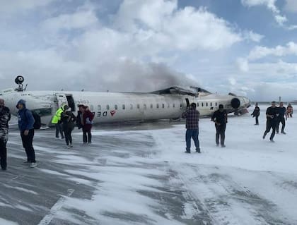 Una cortina de humo se ve salir del fuselaje del vuelo 4819 de Endeavor Air, que se accidentó en Toronto