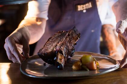 Una costilla ahumada en Bestia