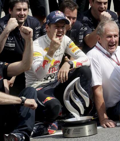 Sebastian Vettel festeja junto a Helmut Marko: el alemán fue el primer piloto campeón de la Fórmula 1 con el sello del Junior Team