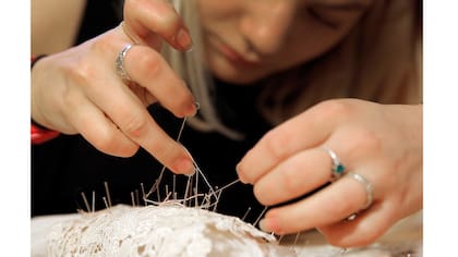 Una costurera cose, en la casa de moda Franck Sorbier las prendas para la colección de alta costura primavera-verano 2017 , en París