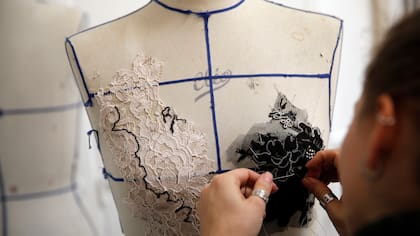 Una costurera cose en los talleres de la casa de moda de Franck Sorbier para su colección Primavera-Verano 2017 colección de alta costura, en París