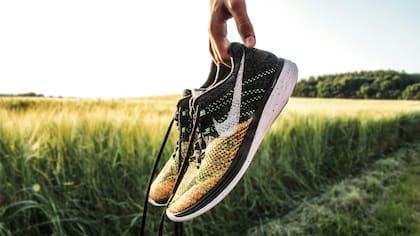 Una creadora de contenido menciona que lo que primero que se debe hacer es quitarle los cordones y cepillar bien los calzados