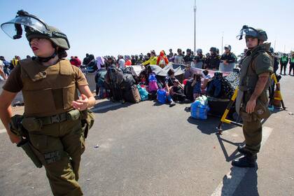  Una crisis migratoria en la frontera entre Chile y Perú se intensificó con la llegada de cientos de personas que quedaron varadas, al no poder cruzar a Perú desde Chile en su ruta para regresar a sus países de origen. 