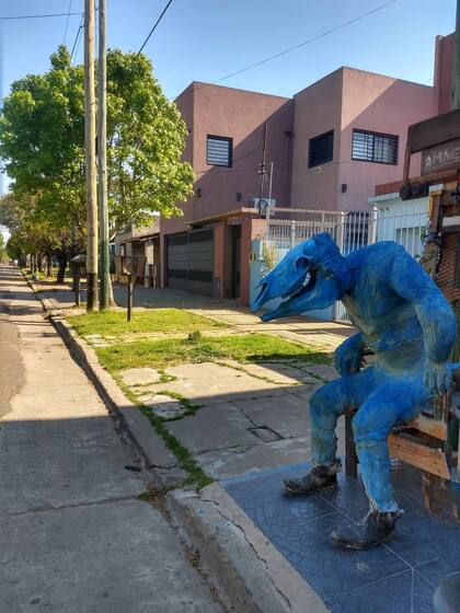 Una critaura mitológica custodia una calle de Banfield.
@thewalkingconurban